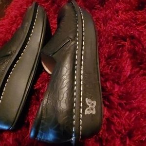 BLACK CLOGS..SLIP RESISTANCE